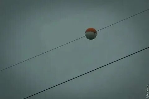 Зачем на лэп висят красно белые шары