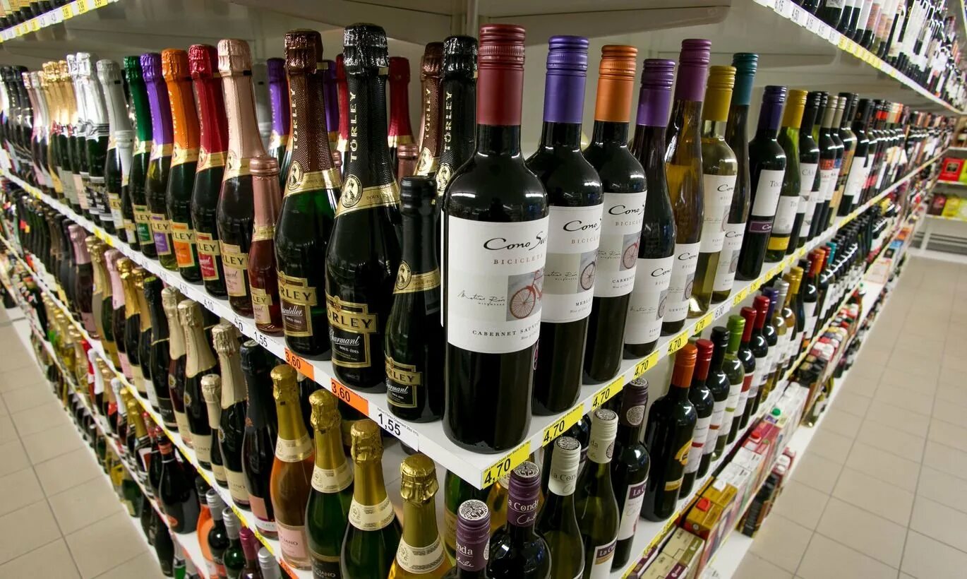 Выкладка вина. Выкладка вино. Вино в магазине. Вино на прилавке в магазине.