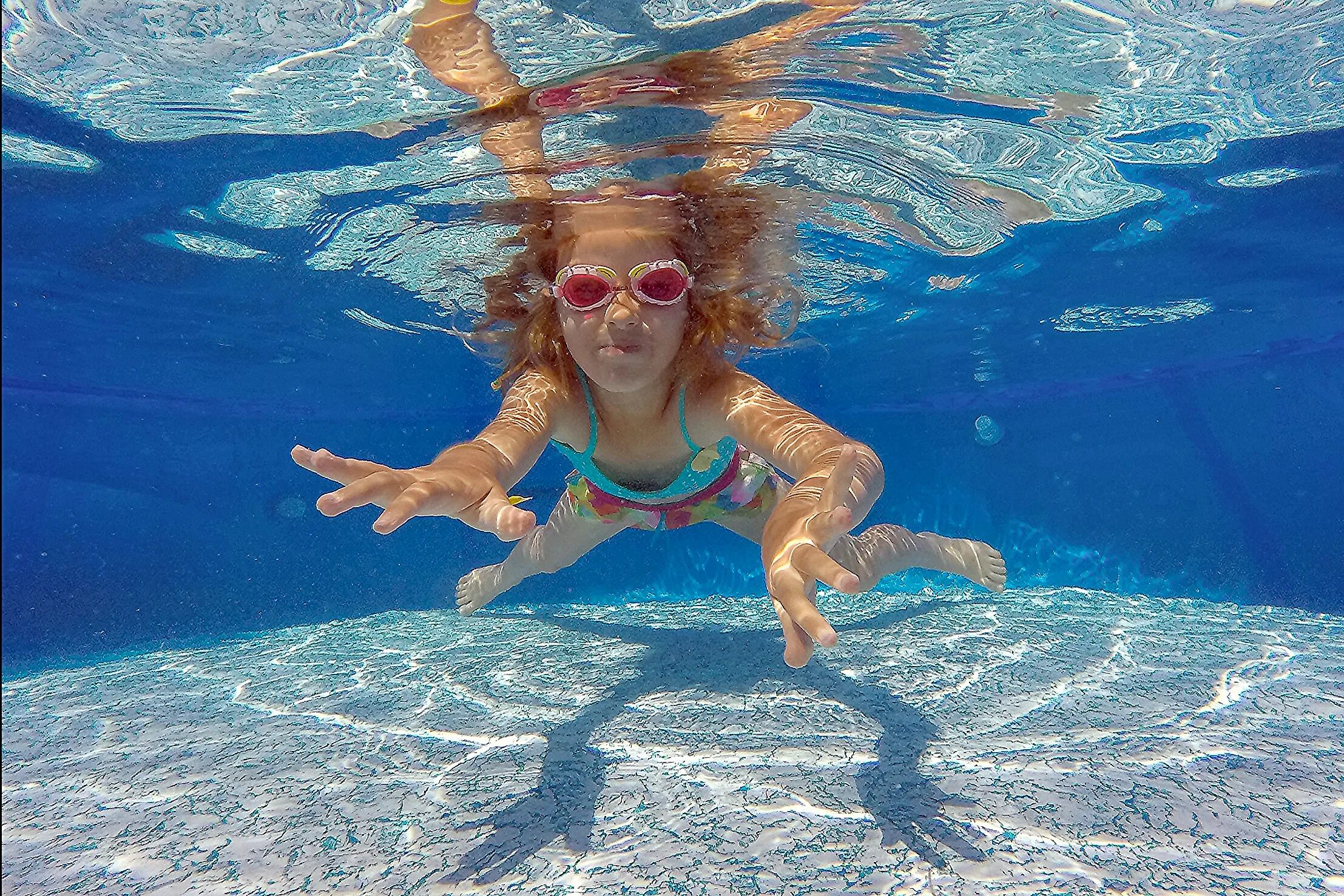 Ныряние ребенка в бассейне. Девочка плавает в бассейне. Плавание девушки. Плавание под водой. Дети плавают в воде