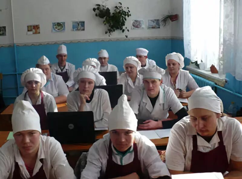 Где окончил пту назáрбаев. Окончила училище по специальности. Пикалевское педагогическое училище. Проект профессия швея. Окончить закончить.