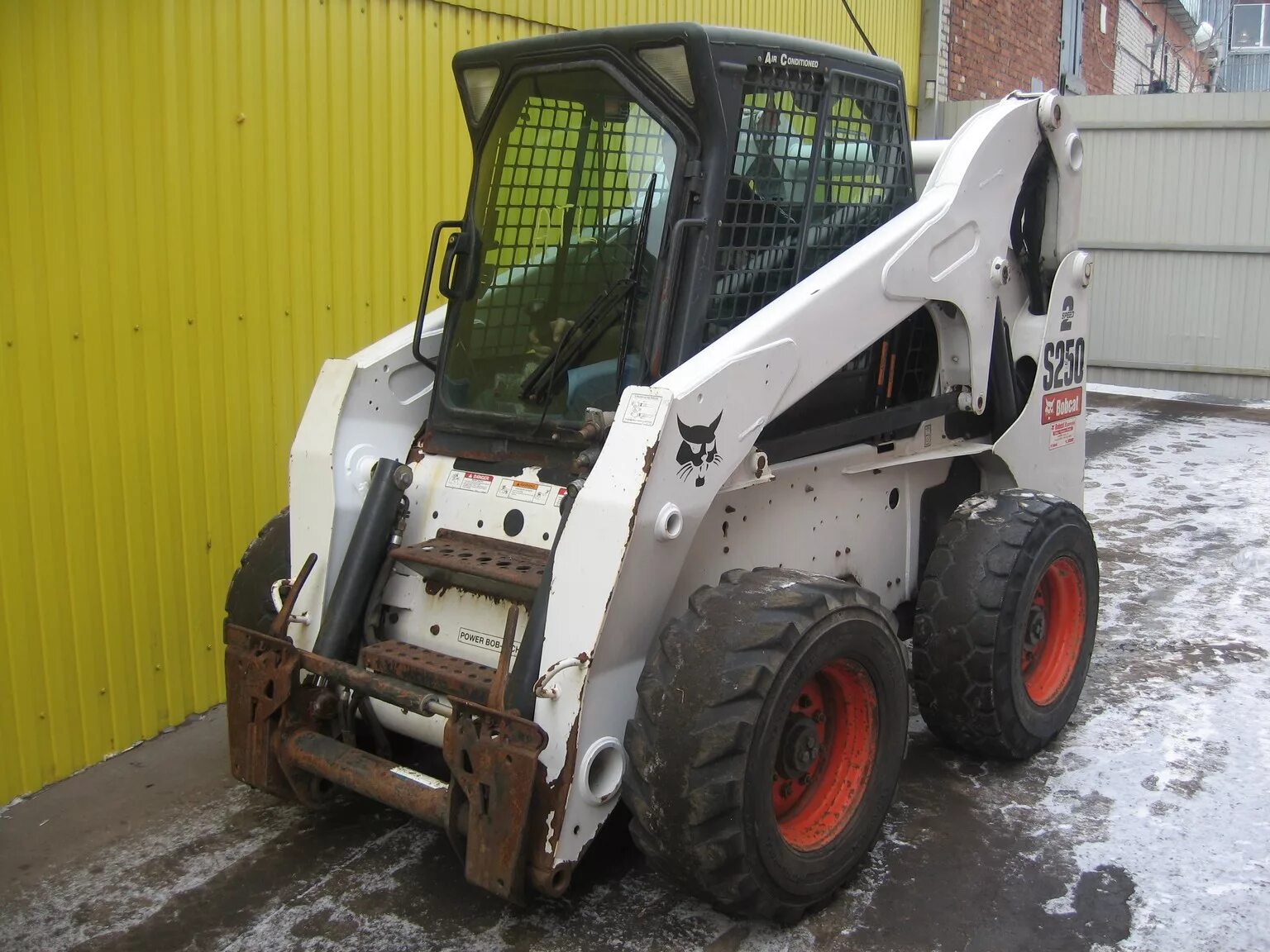 Купить мини погрузчик бобкэт. Бобкэт s250. Мини погрузчик Bobcat s250. Bobcat s300. Bobcat 250.