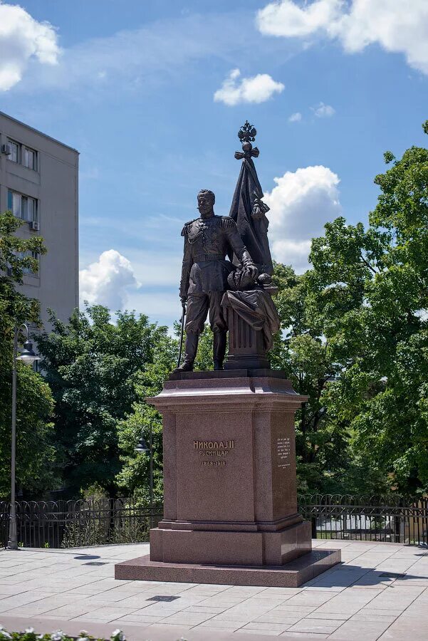 Сербия памятники. Памятник Николаю II (Белград). Памятники российским императорам в Белграде. Памятник Николаю 2 в Сербии. Памятник императору Николаю 2 в Белграде.