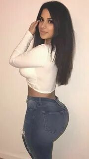 Curvy latina