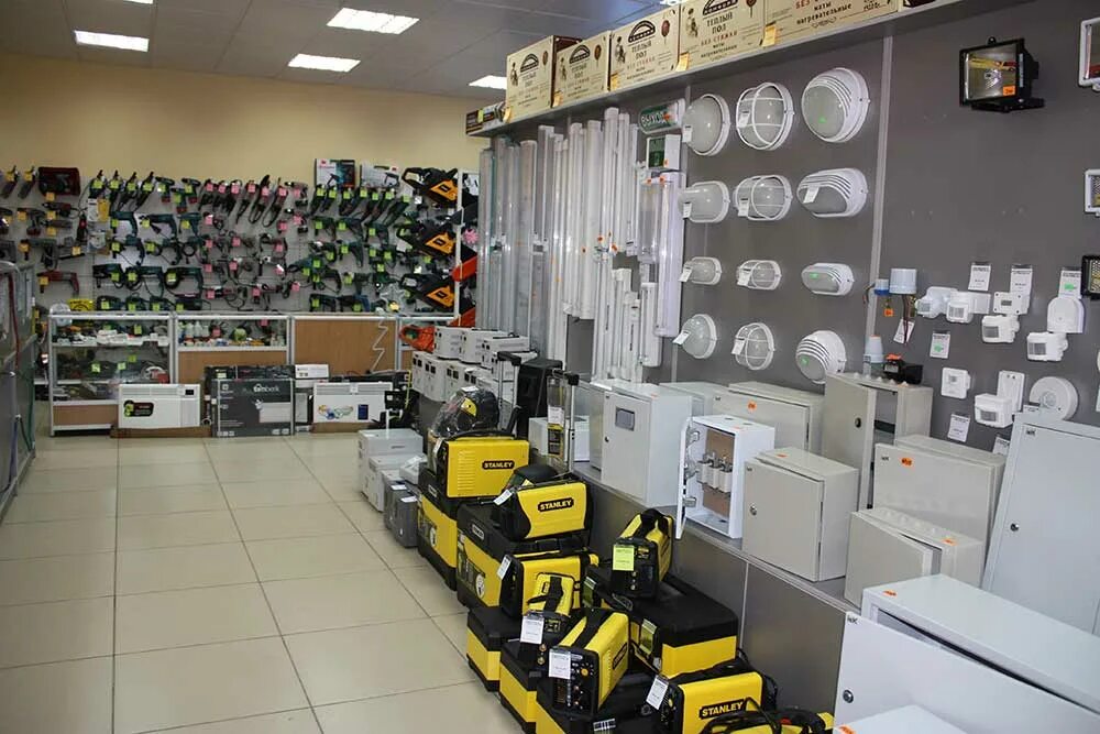 ассортимент электротоваров. магазин электротоваров. витрина электротоваров. маленький магазин электротоваров. магазин электрики.