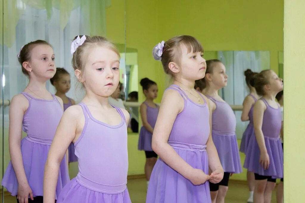 1 урок хореографии. 1 урок хореографии. хореография 1 класс. занятия хореографией для детей. хореографический класс.