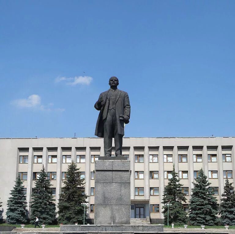 Театральная площадь луганск. Памятник ленину в луганске. Памятник ленина на площади луганска. Луганск восстанавливают. Королев памятнику ленину в луганске.