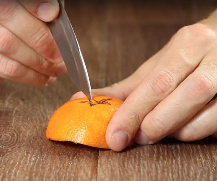 Использование кожуры. Мандарин с ножом. Нож для мандаринов. Рисование на мандариновых шкурках. Шкурки от мандаринов.