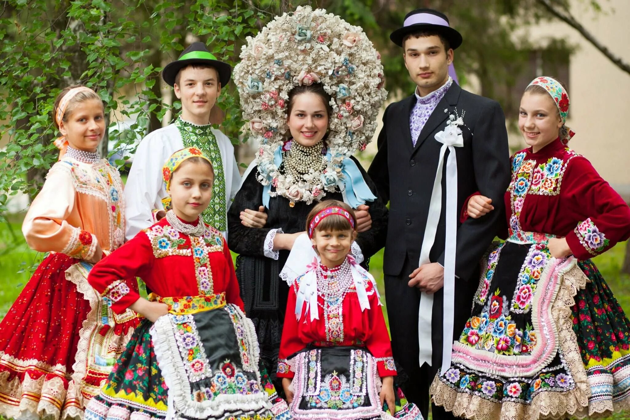 Нац костюм Чехии. Словакия национальный костюм. Национальный костюм словаков. Люди в национальных костюмах. Национальный тыс