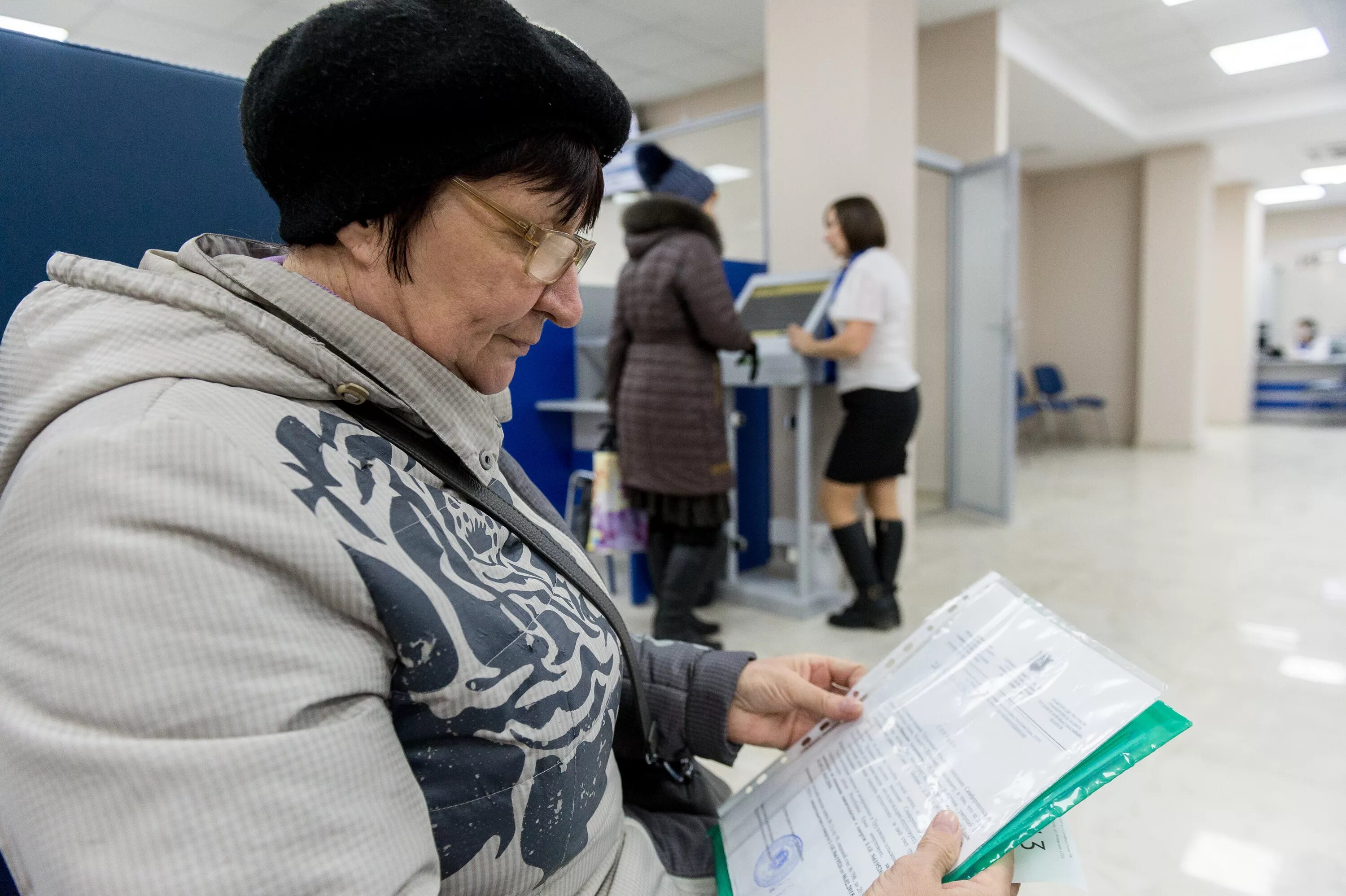 Пенсионеры в ПФР. Пенсионеры фонд. Льготы пенсионерам. Люди в пенсионном фонде.