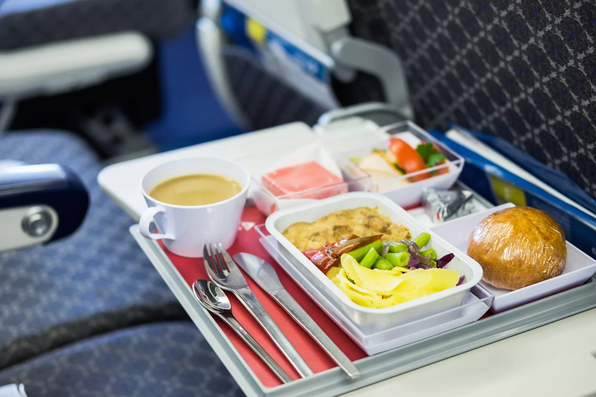 Самолете дают еду. Еда в самолете. Обед в самолете. Завтрак в самолете. Горячее питание в самолете.