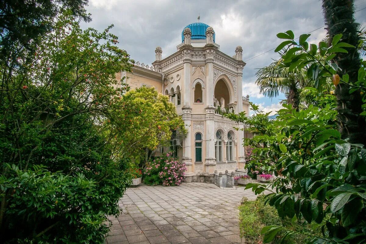 Дворцовый ансамбль в ялте. Особняк Бухарского Эмира Ялта. Дворец Эмира Бухарского Ялта дворцы Крыма. Дворец Эмира Бухарского (Ялта) санаторий. Дворец Эмира Бухарского парк Ялта сверху.