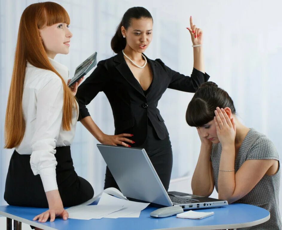 Коллеги мешают работать. Коллектив женщин. женщина на работе. женский коллектив в офисе. коллеги девушки.