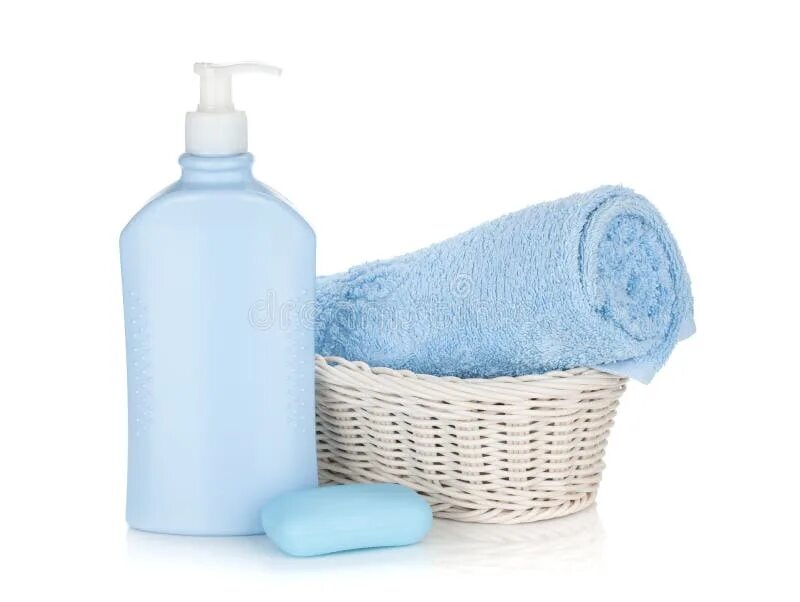 Средства гигиены на белом фоне. Шампунь и полотенце. Мыло и полотенце. Гигиенические товары для ванной. Полотенце моющие средства