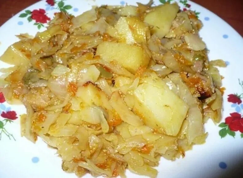 Рецепт капуста картошка морковь. Жареная картошка с капустой. Жареная картошка с тушеной капустой. Тушёная капуста с картошкой. Картошка с квашеной капустой.