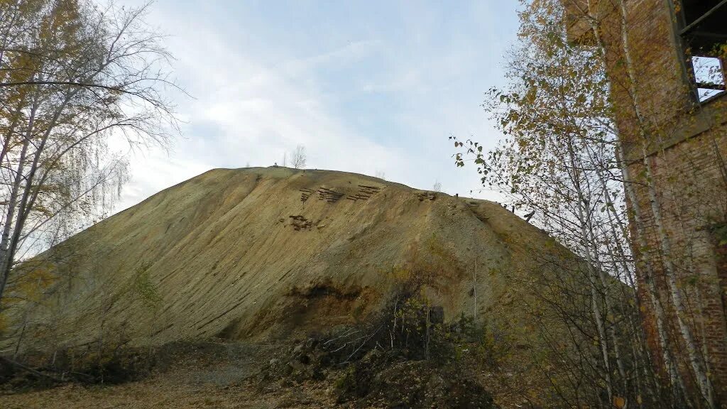 Террикон шахты капитальная -1. Террикон дегтярск гора. Кинотеатр террикон дегтярск. Дегтярск площади дворца культуры. Дегтярск площадь ленина 1а.