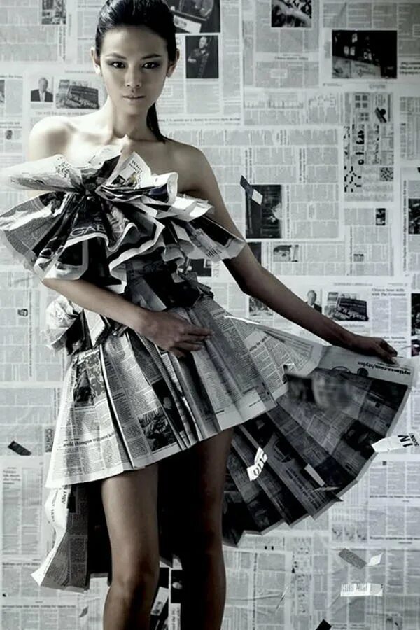 Самодельные платья. Платье из газет. Костюм из газет. Бумажные платья. Красивое платье из газет.