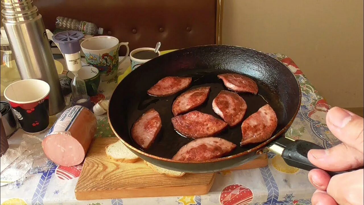 В сковороду затем обжаривать. Работаю колбаса жарить. Пассерованный лук с томатом. Обжаренный фарш. В сковороду затем обжаривать.