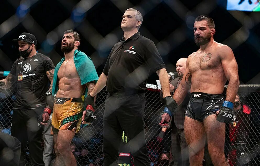 Судья ufc херб дин. Дэн мираглиотта. Рефери ufc джон маккарти. Рефери мма. Большой джон маккарти рефери.