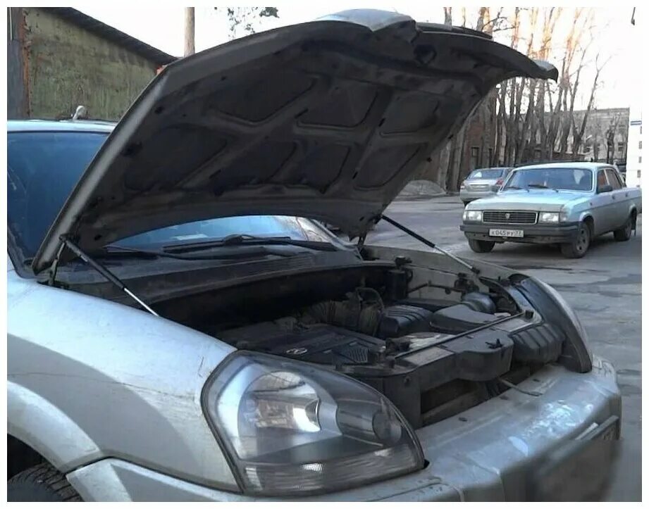 R4500h0100. Упор капота камаз 43118. Упоры капота туссан. Капот на хендай туксон 2008. Газовые упоры капота туксон 2018.