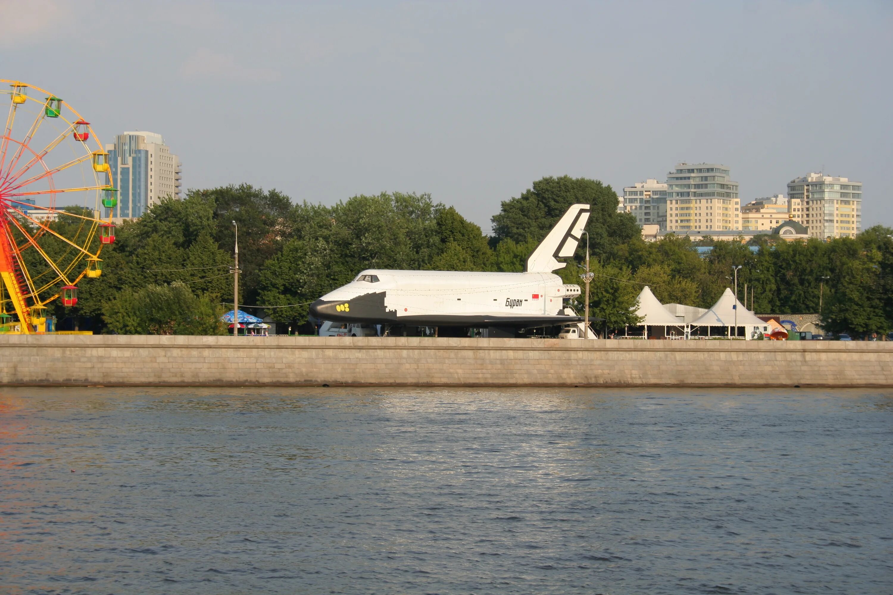 Ил-14 в перми. Парк горького красноярск. Горький парк самолетов. Самолет кафе в парке горького красноярск. Горький парк самолетов.