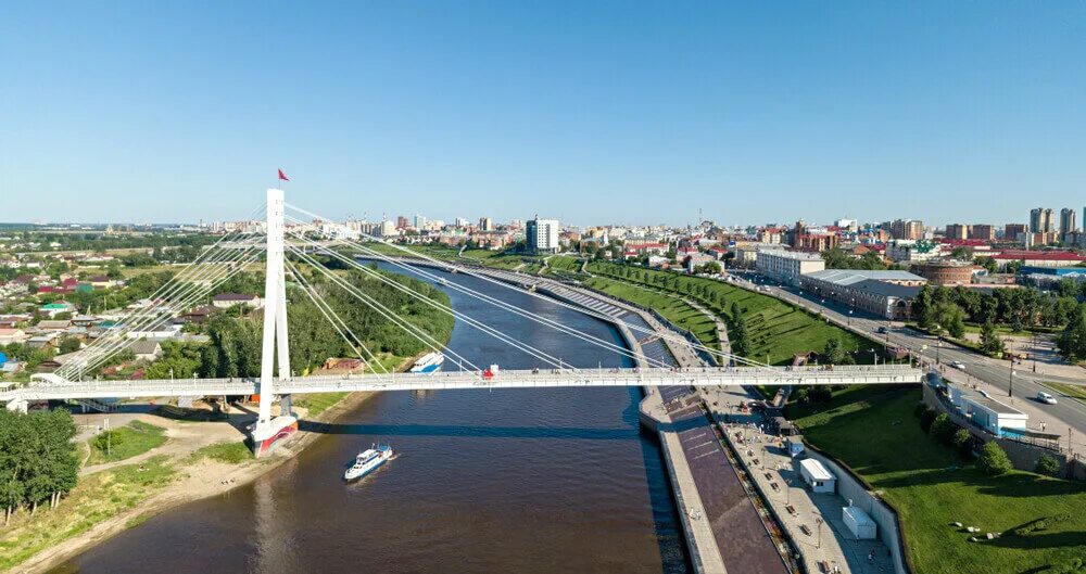 Город тюмень набережная река тура. Река в тюмени на набережной. Футаж тюмень. Тюмень летом. Набережная реки тура тюмень.