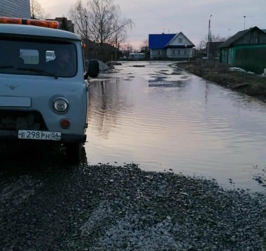 Чем отличается паводок от наводнения. Наводнение. Разница между наводнением и паводком. Наводнение и паводок различия. Паводок половодье отличие.