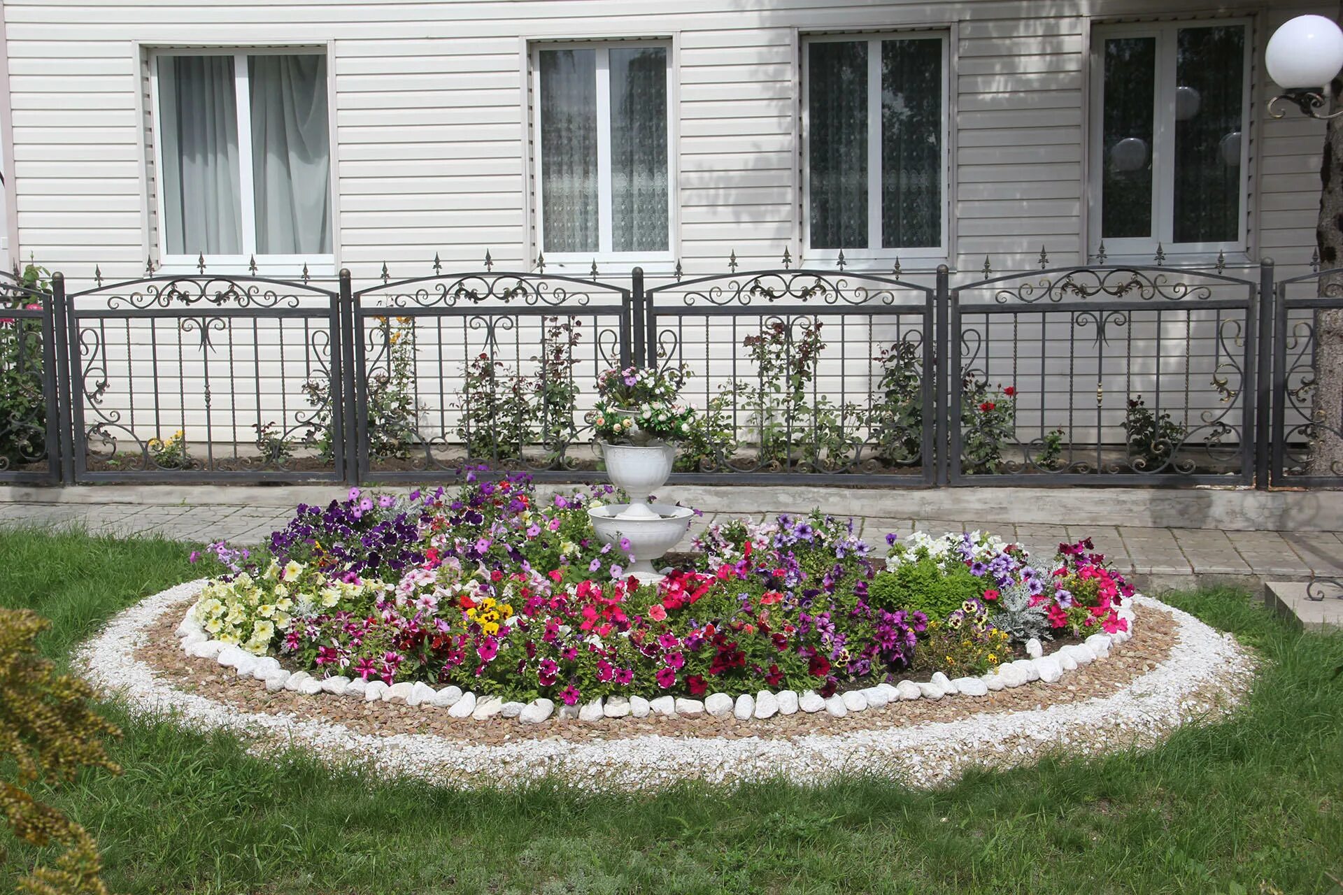 Угловой цветник в саду. Современные цветники. Клумбы в зоне. Клумба у крыльца. Цветник вдоль дорожки на даче.
