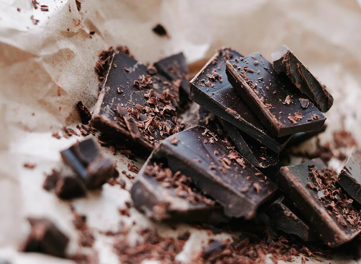 Темный шоколад фото. Шоколад Горький. Шоколад черный Горький. Темный шоколад. Разломанный шоколад.