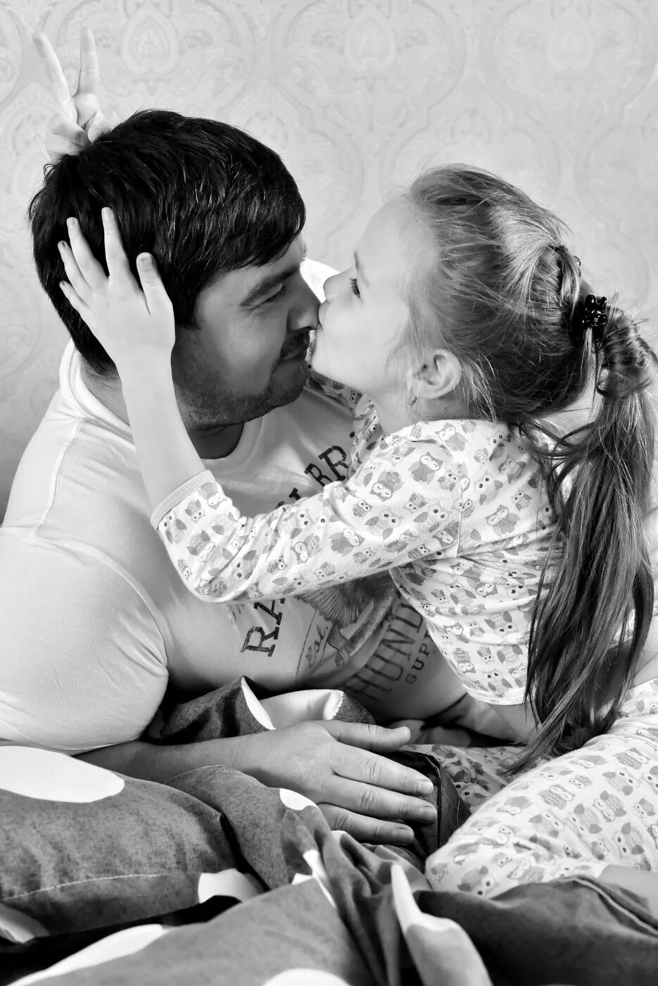 Папа целует дочку. Девочка целует папу. Ласки отца и дочери. Соблазн отца.