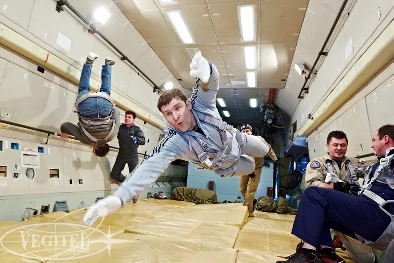 Невесомость. Невесомость в жизни человека. Zero g самолет. Полёт в гравитации. Искрами до неба в невесомости паря