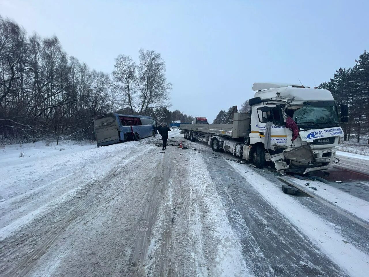 КАМАЗ на дороге. Авария на трассе в декабре 2022. ДТП В Новосибирской области. Фуры столкнулись в Новосибе. 4 декабря 2022 год