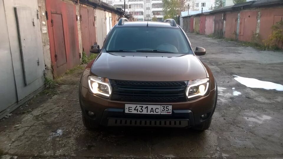 Фары renault duster. Решетка радиатора Рено Дастер 2013 года. Решетка радиатора Duster 2013. Черная решетка Рено Дастер. Рено Дастер 2013 года.