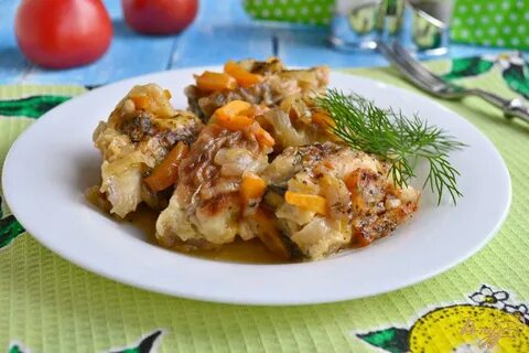 Пикша с морковью и луком