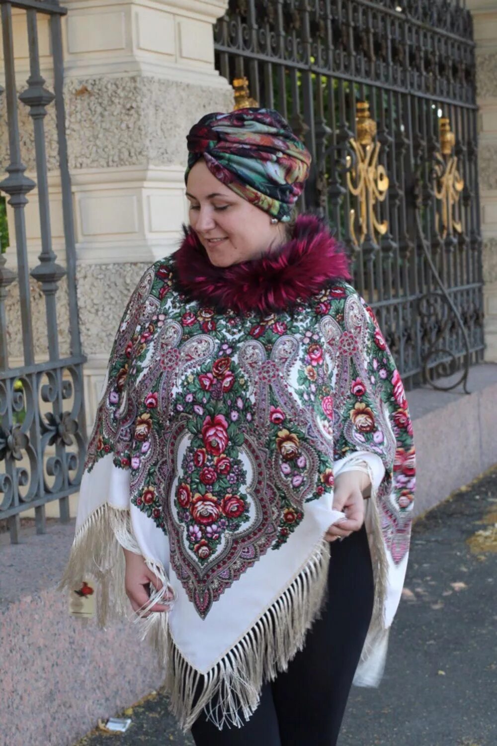 Через платок. Павлопосадский платок донские зори. платок павлопосадский заря востока. накидка из павлопосадских платков. платок в павлопосадском стиле.