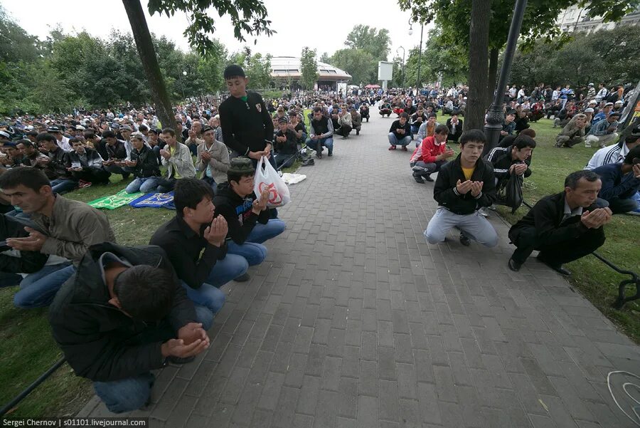 Ураза питер. В пятницу молятся народ в Краснодаре фото.