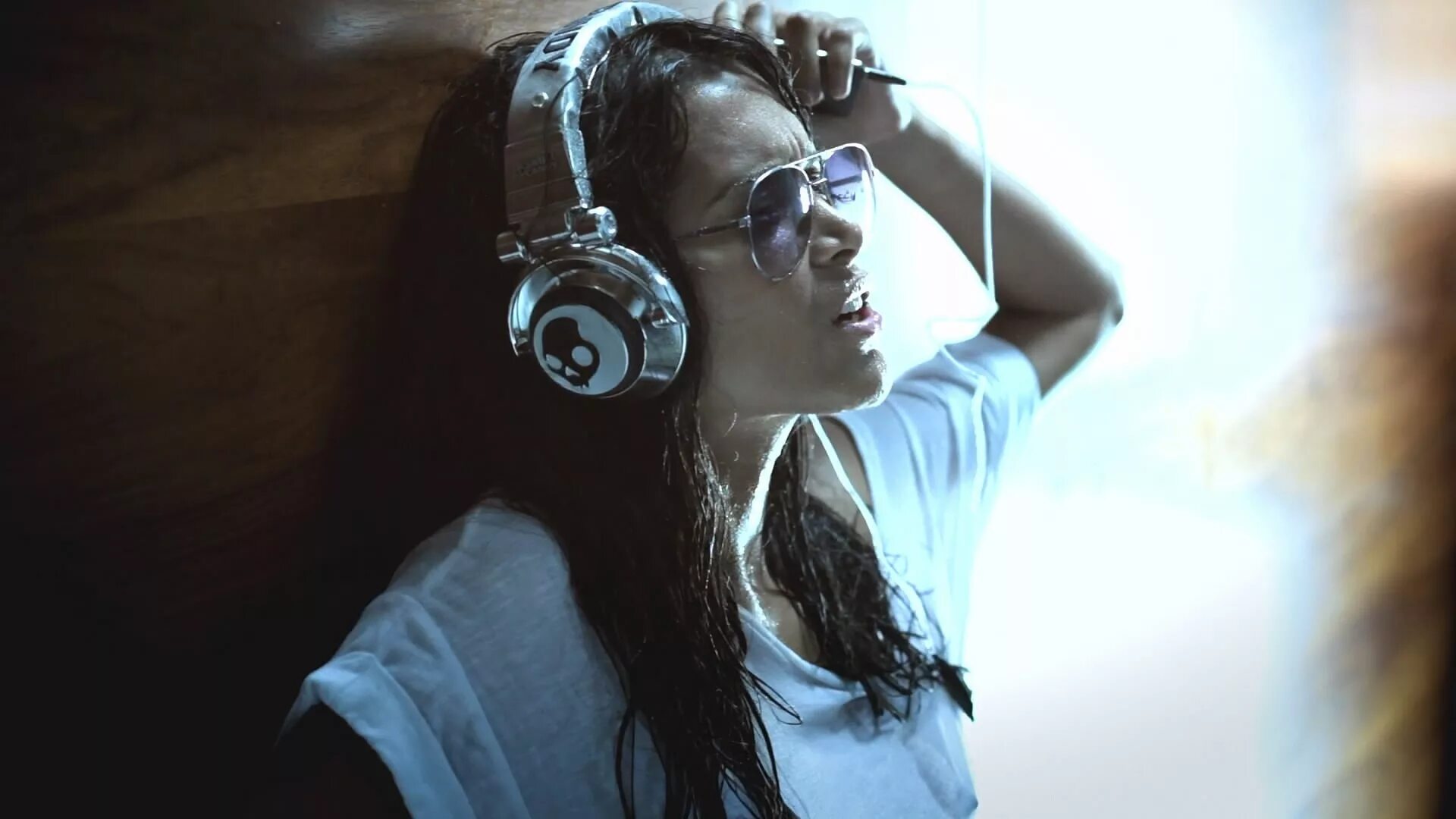 Девушка слушает хорошую музыку. Skullcandy ti наушники - chica bomb. девушка в наушниках. красивая девушка в наушниках. девушка в наушниках и очках.