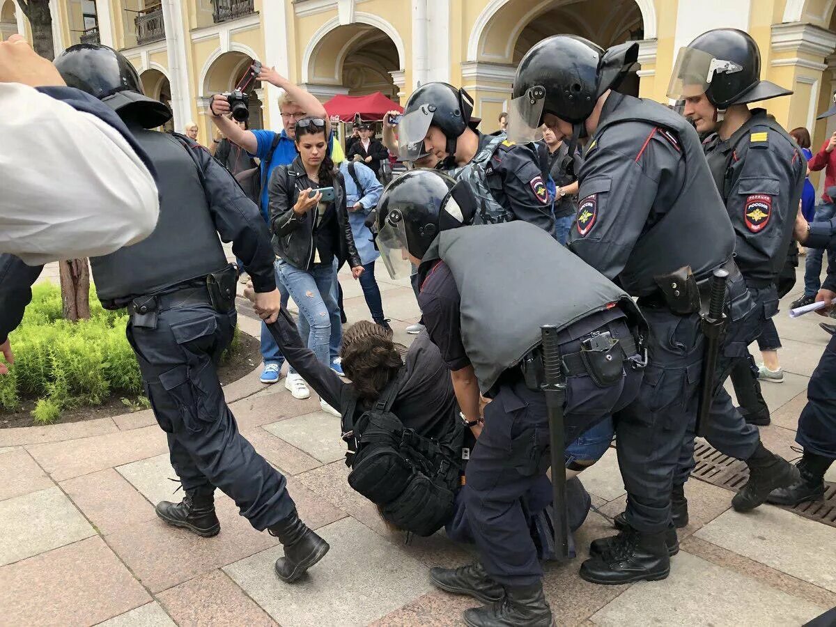 Арест ситуация. Задержание митингующих. Полиция Петербурга.