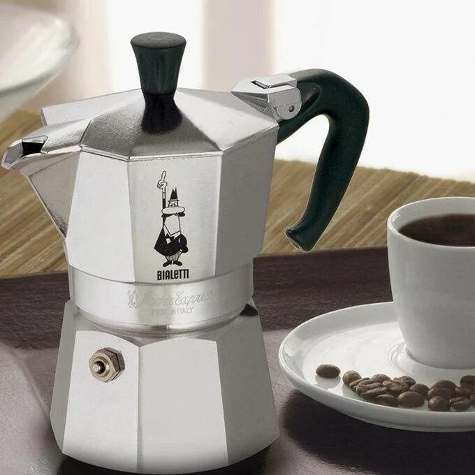 Bialetti Moka Express. Кофеварка Bialetti Moka Express. Гейзерная кофеварка Bialetti Mukka. Bialetti Moka Espresso maker. Какая кофеварка лучше гейзерная или капельная