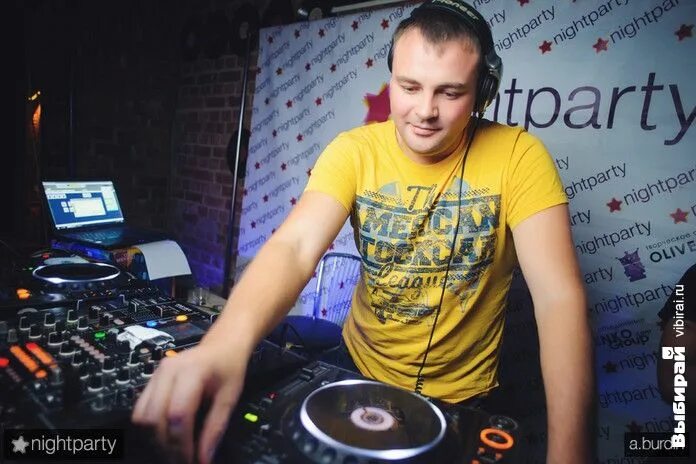 Гриша супер диджей москва. Гриша супер диджей. Диджей за пультом. Диджей мэн. Super dj.