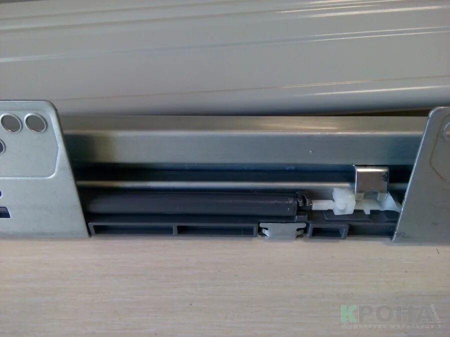 Универсальный доводчик для выдвижных ящиков. Направляющие для выдвижных ящиков l400. Установка доводчика выдвижных ящиков. Доводчик 300 r dtk для ящика выдвижного ящика. Доводчик для направляющих dm02.