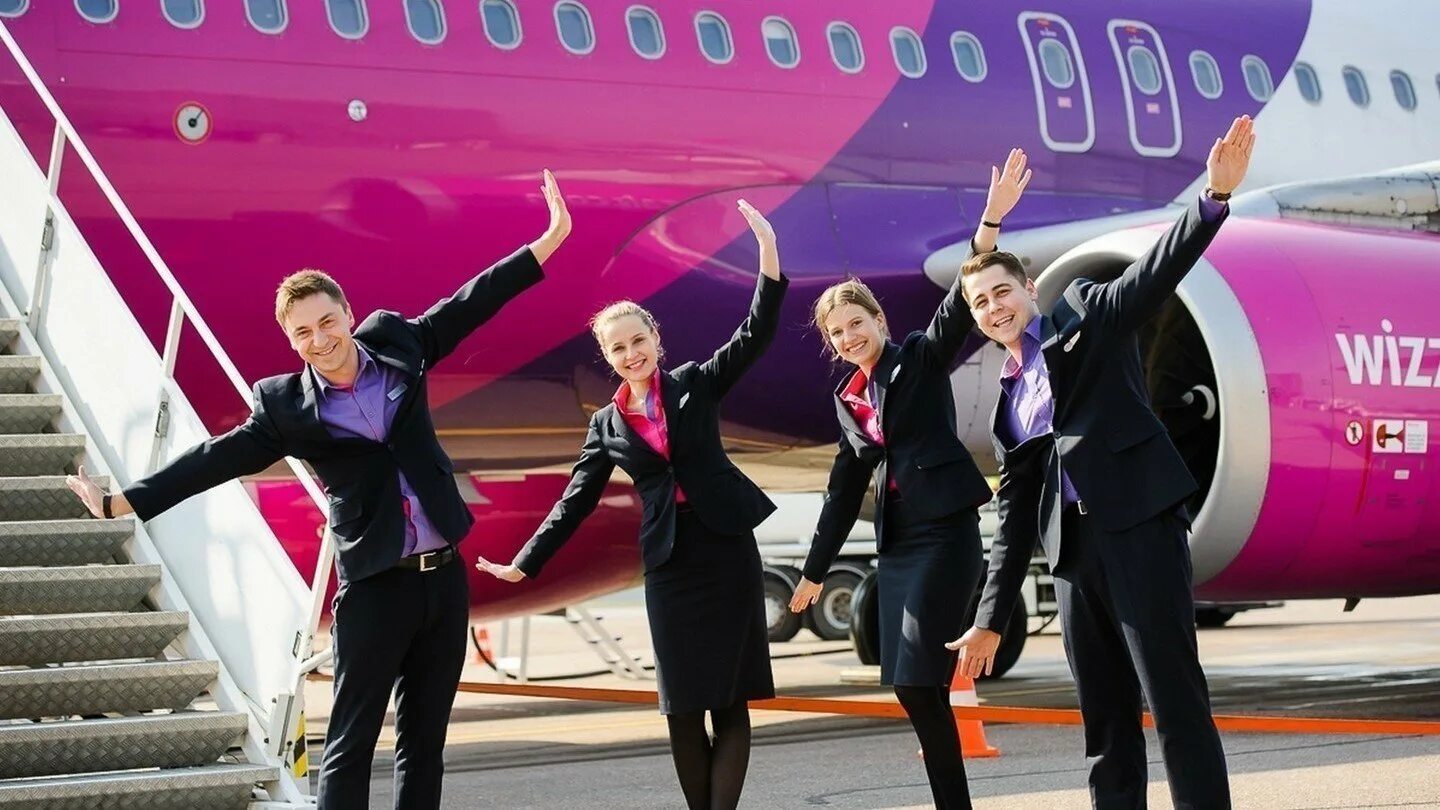 Авиакомпания wizzair. Wizz Air самолеты. Авиакомпания Wizz Air полет. Wizz Air бортпроводники.