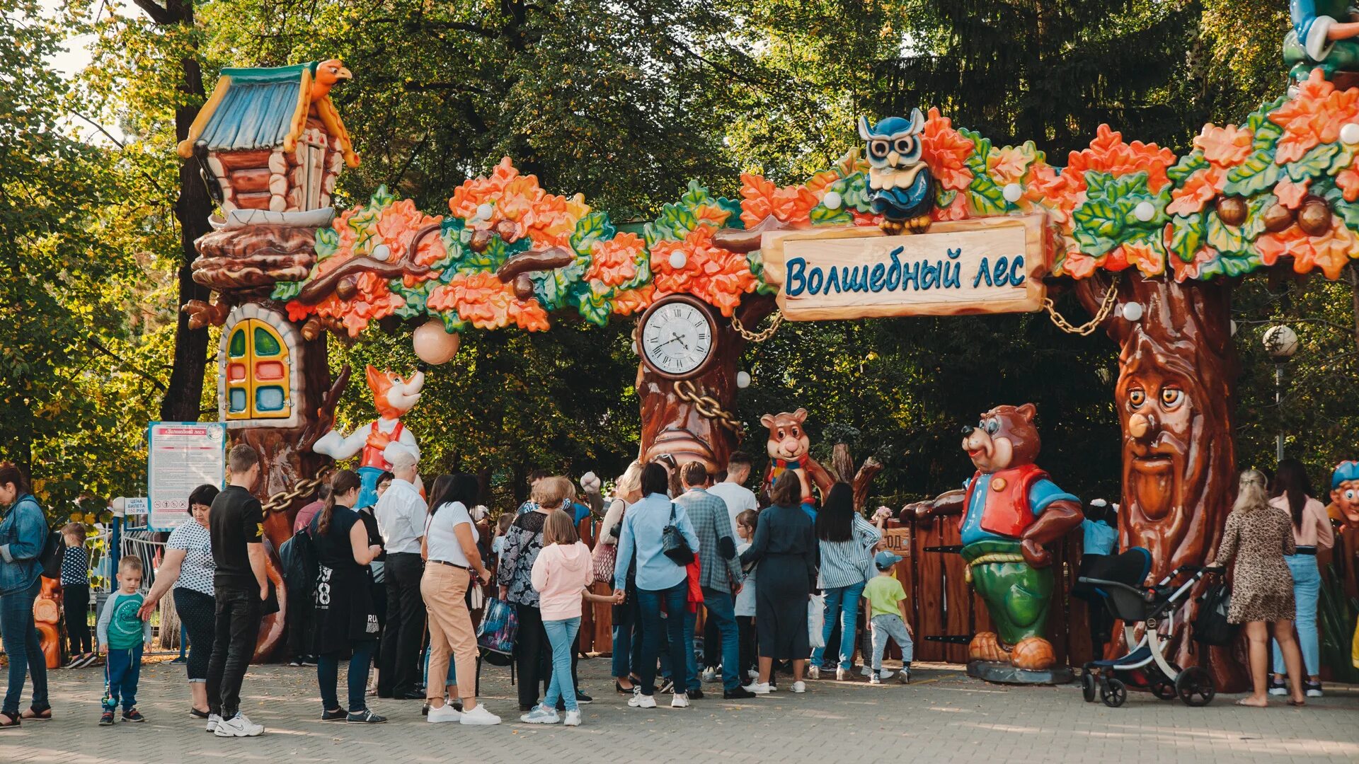 Парк ру тюмень. Очередь на аттракцион. Парк аттракционов очередь. Цветной бульвар аттракционы. Очередь в парке аттракционов.