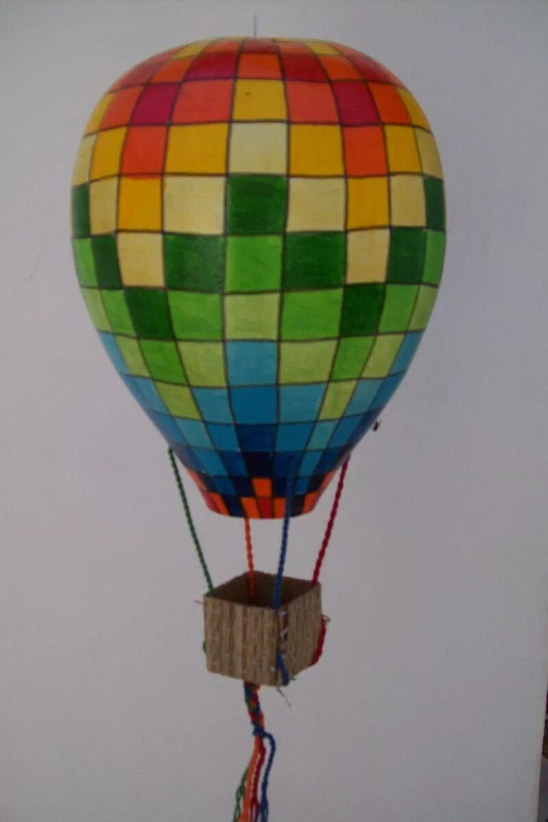 Летающие шары в домашних условиях. Воздушный шар поделка. Воздушный шар папье маше. Воздушный шар с корзиной. Макет воздушного шара.