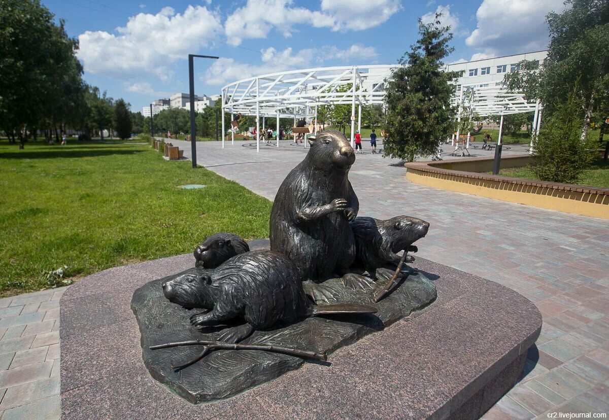 Бобров памятник бобру. Памятник бобрам в Бибирево. Скульптура Бобров в парке света Бибирево. Парк света в Бибирево бобры. Бибирево парк бобры памятник.