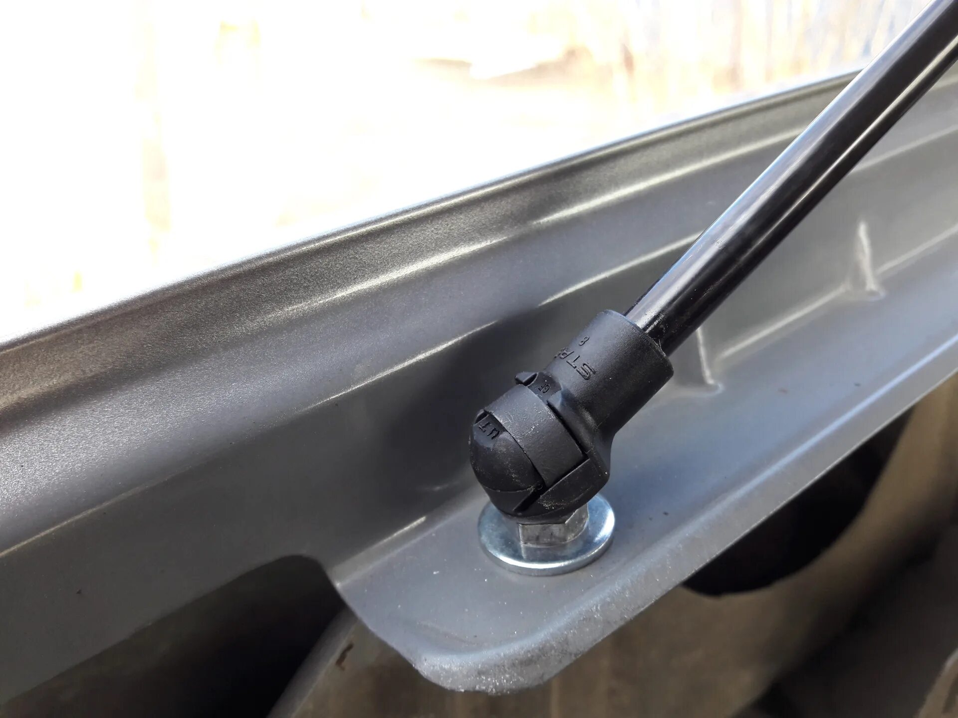 Ставится упор. Газовые упоры капота приора. Пружина на крепление кузова. 2115 торсионы на газовый упор. Крепление газового упора капота 2112.