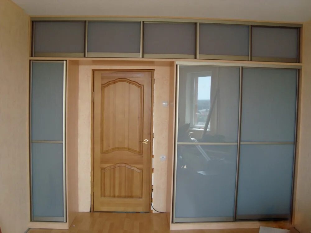 Пакс гримо икеа. Шкаф pax grimo. Антресоль над шкафом. Встроенный шкаф с антресолью над дверью. Шкаф купе с антресолями.