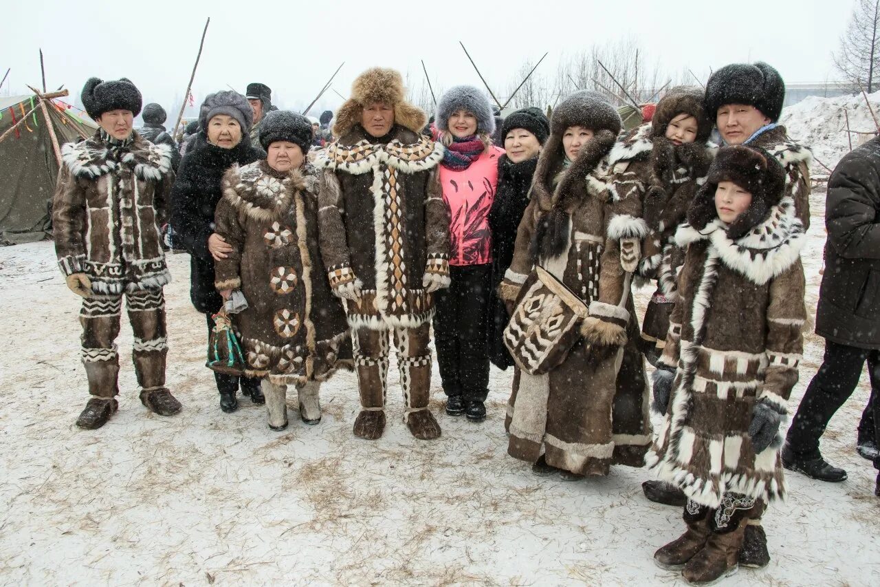 Эвенкийский дом это. Долганы эвены эвенки якуты. Эвенки народы дальнего Востока. Эвены на Дальнем востоке. Якуты, эвенки, эвены.