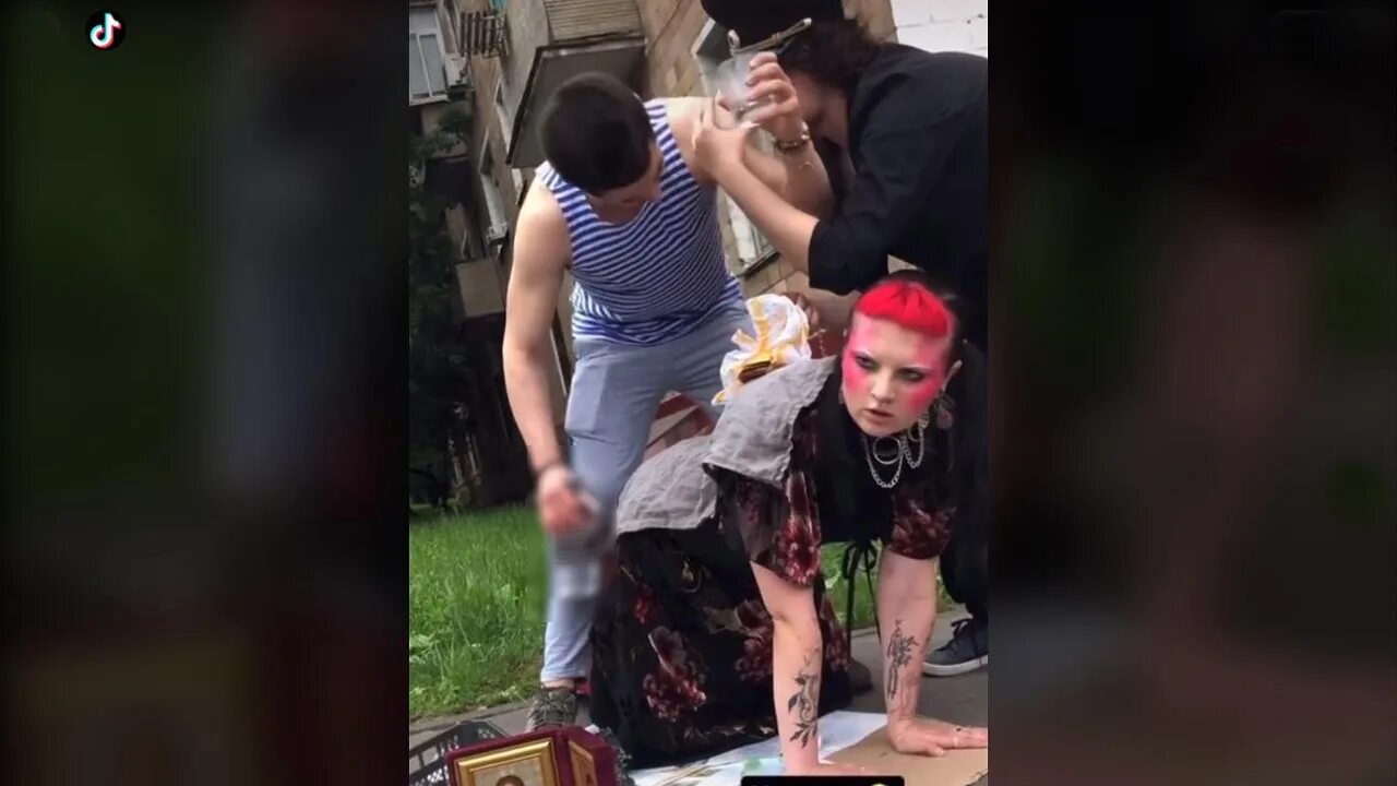 Скандал в пригороде. Скандальные снимки. тиктокеры скандальные. позорные снимки русских тиктокеров.
