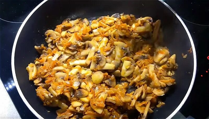 Салат с жареным луком и грибами. Салат с корейской морковкой. Шампиньоны жареные на сковороде с луком и морковью. Грибы с луком и морковью на сковороде. Салат с жареным луком и грибами.