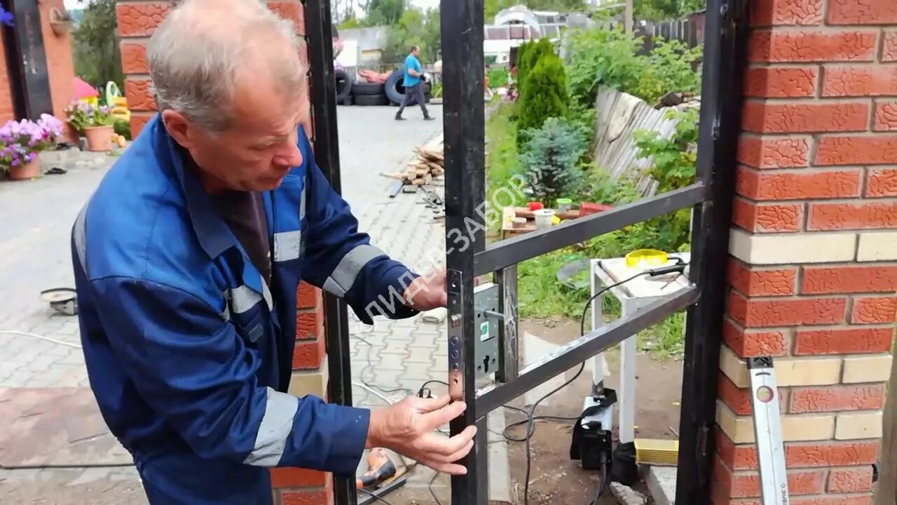 Замок в калитку из профильной трубы. Монтаж замка на калитку. врезка замка в калитку. замок на калитку из профтрубы. врезка замка в металлическую калитку.